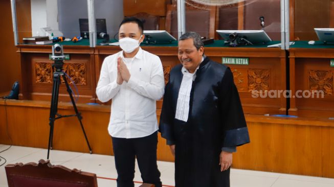 Terdakwa kasus pembunuhan Brigadir Yosua Hutabarat, Ricky Rizal saat hadir untuk mengikuti sidang putusan di Pengadilan Negeri Jakarta Selatan, Selasa (14/2/2023). [Suara.com/Alfian Winanto]