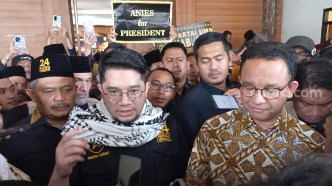 Ketua Umum DPP Partai Ummat, Ridho Rahmadi mengaku siap memenangkan bakal capres Anies Baswedan di Pilpres 2024. (Suara.com/Bagaskara)