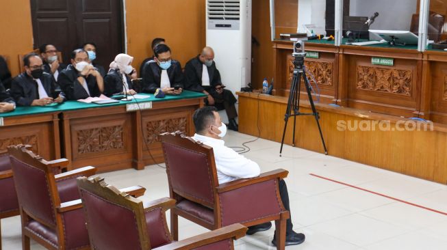 Terdakwa kasus pembunuhan Brigadir Yosua Hutabarat, Kuat Ma'ruf saat mengikuti sidang putusan di Pengadilan Negeri Jakarta Selatan, Selasa (14/2/2023). [Suara.com/Alfian Winanto]