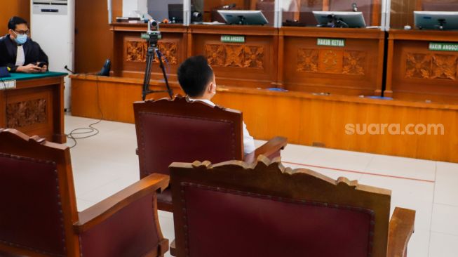 Terdakwa kasus pembunuhan Brigadir Yosua Hutabarat, Ricky Rizal saat hadir untuk mengikuti sidang putusan di Pengadilan Negeri Jakarta Selatan, Selasa (14/2/2023). [Suara.com/Alfian Winanto]