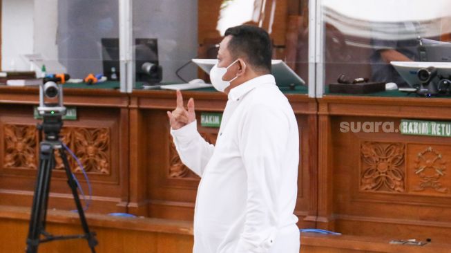 Terdakwa kasus pembunuhan Brigadir Yosua Hutabarat, Kuat Ma'ruf saat mengikuti sidang putusan di Pengadilan Negeri Jakarta Selatan, Selasa (14/2/2023). [Suara.com/Alfian Winanto]