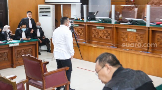 Terdakwa kasus pembunuhan Brigadir Yosua Hutabarat, Kuat Ma'ruf saat mengikuti sidang putusan di Pengadilan Negeri Jakarta Selatan, Selasa (14/2/2023). [Suara.com/Alfian Winanto]