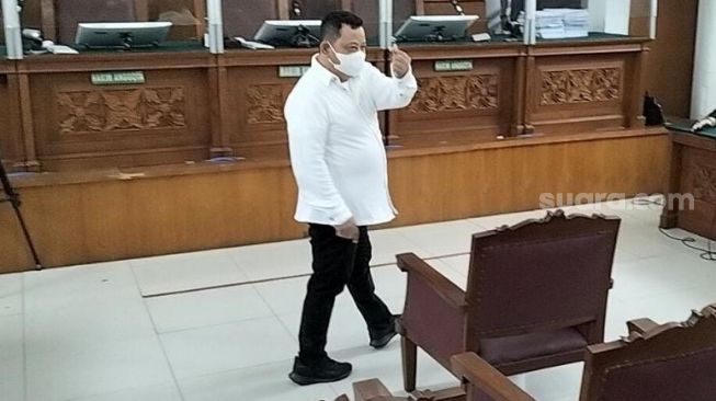 Kuat Maruf pamer lovesign saranghaeyo saat menjalani sidang vonis kasus Brigadir J di PN Jakarta Selatan. (Suara.com/M Yasir)