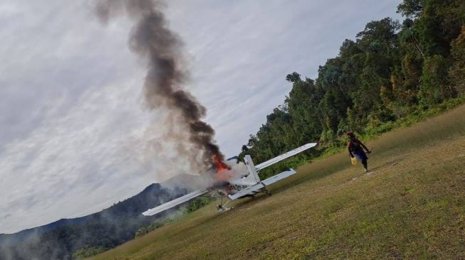 Pesawat Susi Air yang dibakar TPNPB-OPM di Distrik Paro, Nduga, Papua, Selasa (7/2/2023). (Sebby Sambom)