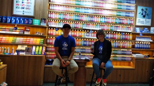 Sabun organik dr Bronner's mengandung bahan-bahan alami yang diproses secara organik, seperti minyak kelapa, zaitun dan jojoba yang berkhasiat bagi kesehatan kulit dan rambut. (Foto: Suara.com/Ririn Indriani)