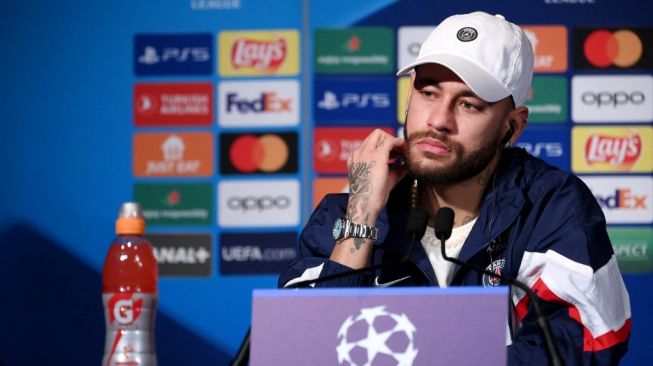 Penyerang PSG, Neymar menghadiri konferensi pers jelang laga Liga Champions kontra Bayern Munich di Stadion Parc des Princes, Paris, Prancis. [FRANCK FIFE / AFP]