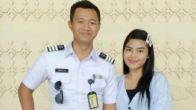 Artis jatuh hati dengan pilot (Instagram/@rosameldianti29)