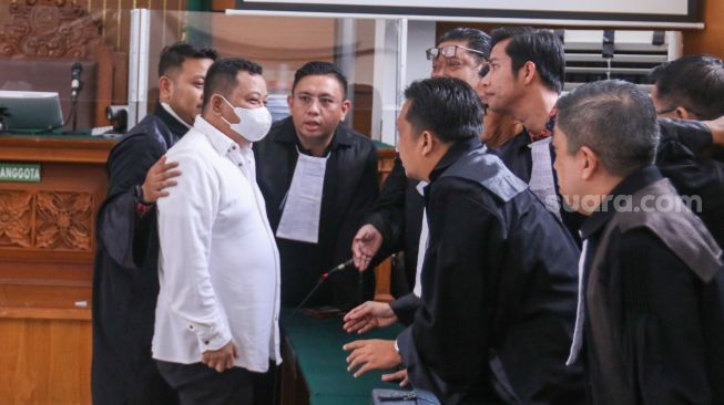 Terdakwa kasus pembunuhan Brigadir Yosua Hutabarat, Kuat Ma'ruf saat mengikuti sidang putusan di Pengadilan Negeri Jakarta Selatan, Selasa (14/2/2023). [Suara.com/Alfian Winanto]