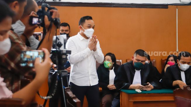 Terdakwa kasus pembunuhan Brigadir Yosua Hutabarat, Ricky Rizal saat hadir untuk mengikuti sidang putusan di Pengadilan Negeri Jakarta Selatan, Selasa (14/2/2023). [Suara.com/Alfian Winanto]