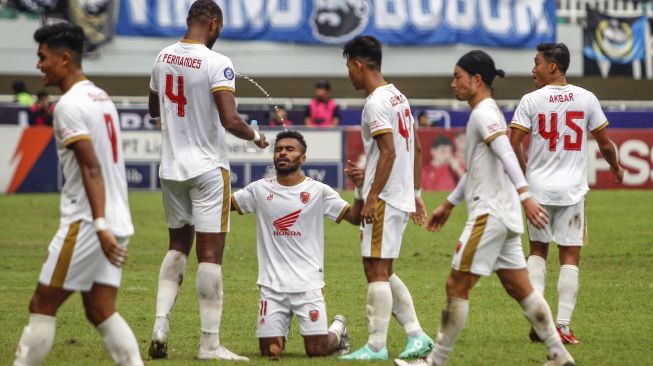 Gelandang PSM Makassar Yance Sayuri (tengah bawah) merayakan gol ke gawang Persib Bandung dalam laga lanjutan Liga 1 di Stadion Pakansari, Bogor, Selasa (14/2/2023). PSM Makassar menang 1-2 atas Persib. [Antara/Yulius Satria Wijaya]