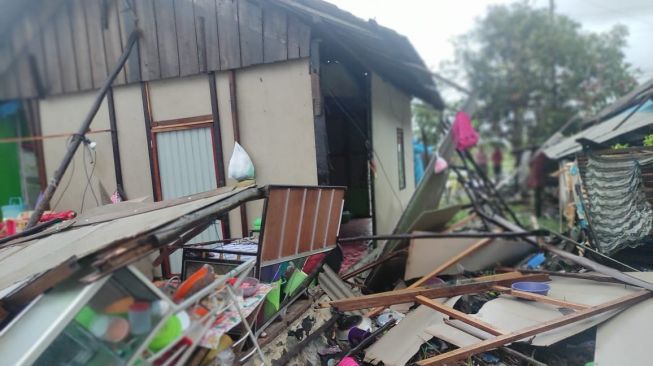 Rumah di Pantai Takisung Hancur Diterjang Angin Kencang