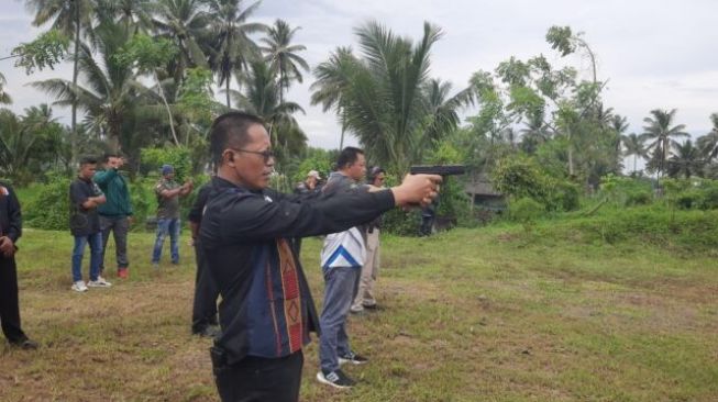 Sekda Lotim Asah Kemampuan Menembak