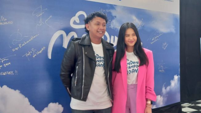 Erick Estrada dan Yunita Siregar saat konferensi pers  film "Mendung Tanpo Udan" (Suara.com/Shevinna)