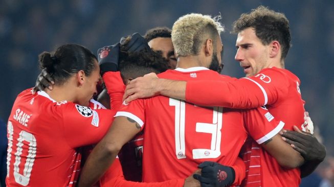 Para pemain Bayern Munich melakukan selebrasi setelah mencetak gol pertama tim pada leg pertama Liga Champions antara PSG vs Bayern Munich di Parc des Princes di Paris, pada 14 Februari 2023.FRANCK FIFE / AFP