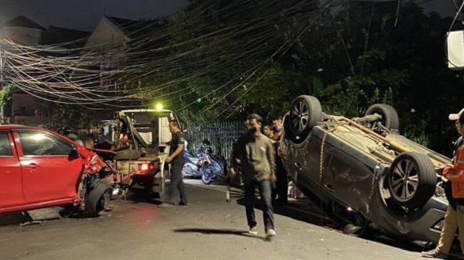 Dua Mobil Terlibat Adu Banteng di Kemang Utara, As Roda Depan Patah hingga Terguling