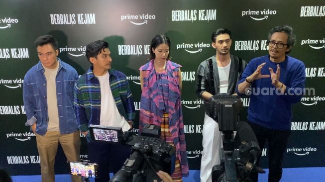 Konferensi pers film Berbalas Kejam yang dibintangi Reza Rahadian, Baim Wong, Laura Basuki, Yoga Pratama dan disutradarai Teddy Soeriaatmadja. Acara berlangsung di kawasan MH Thamrin, Jakarta Pusat, Rabu (15/2/2023). [Adiyoga Priyambodo/Suara.com]