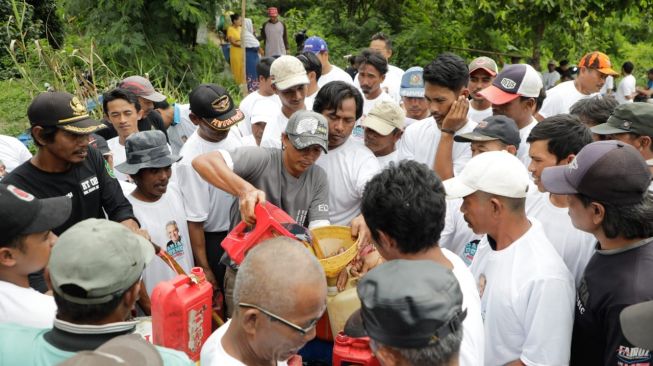 Komunitas Nelayan Pesisir Berikan Oli Gratis kepada Nelayan di Subang