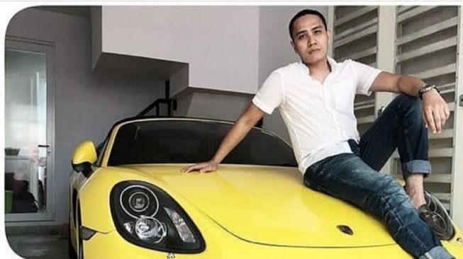 Ressa Herlambang dengan kendaraan mewah (Instagram/@ressaherlambang) 