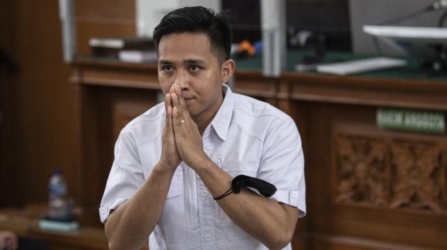 Terdakwa kasus pembunuhan berencana Brigadir Yosua Hutabarat, Richard Eliezer alias Bharada E memberikan salam saat sidang dnegan agenda pembacaan vonis di Pengadilan Negeri Jakarta Selatan, Jakarta, Rabu (15/2/2023). [ANTARA FOTO/Sigid Kurniawan].