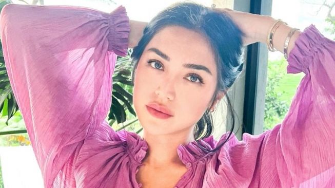 Artis Putus usai Diberi Hadiah Mewah (Instagram/@inijedar)