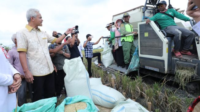 Jaga Stabilisasi Harga Beras, Ganjar Ajak Petani Milenial Ikut Genjot Produktivitas Padi di Panen Raya