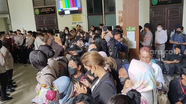 Para pendukung Bharada E saat memenuhi sidang vonis kasus Brigadir J di PN Jakarta Selatan. (Suara.com/M Yasir)