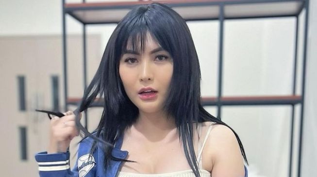 Artis Putus usai Diberi Hadiah Mewah (Instagram/@angelalee87)