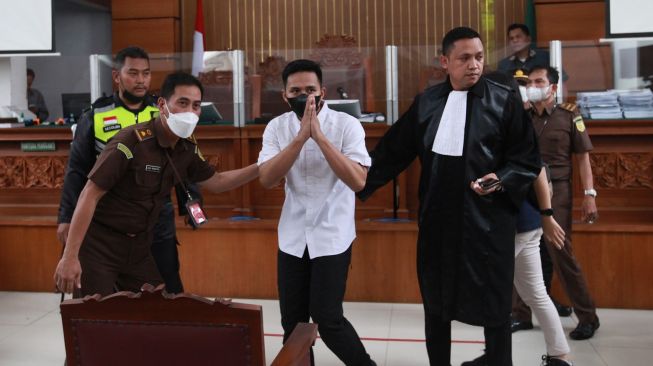 Terdakwa kasus pembunuhan berencana Brigadir Yosua Hutabarat, Richard Eliezer alias Bharada E divonis 1 tahun 6 bulan pidana penjara. [ANTARA FOTO/Reno Esnir].