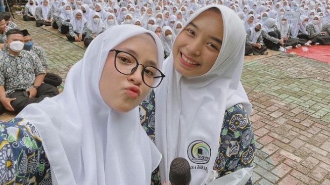 Konser Pakai Seragam Batik Sekolah, Nissa Sabyan Dipuji Cocok Jadi Anak SMA
