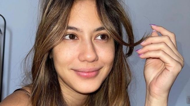 Artis Pede Pamer Wajah Tanpa Makeup (Instagram/@pevpearce)