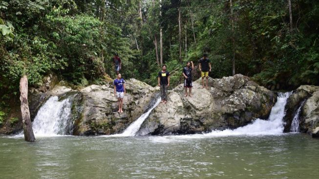 Menjamah Asrinya Air Terjun Batu Gajah di Kuansing, Momen Tak Terlupakan!