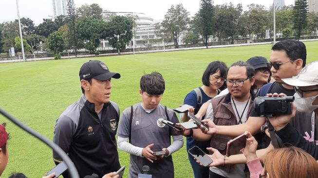 Pelatih Timnas Indonesia Shin Tae-yong saat memberikan keterangan kepada awak media (Suara.com/Adie Prasetyo Nugraha).
