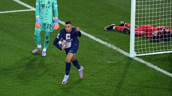 Penyerang Paris Saint-Germain Kylian Mbappe (tengah) melakukan selebrasi setelah mencetak gol yang kemudian tidak disahkan selama pertandingan leg pertama 16 besar Liga Champions UEFA antara PSG vs Bayern Munich di Parc des Princes di Paris , pada tanggal 14 Februari 2023.Alain JOCARD / AFP.