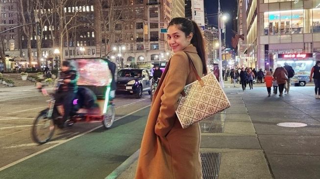 Potret Mikha Tambayong di New York (Instagram/@miktambayong)