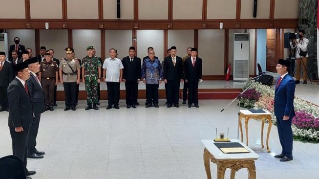 Penjabat (Pj) Gubernur DKI Jakarta Heru Budi Hartono memimpin proses pelantikan Joko Agus Setyono sebagai Sekretaris Daerah (Sekda) DKI Jakarta di Balai Kota DKI Jakarta pada Rabu (15/2/2023). (Suara.com/Fakhri)