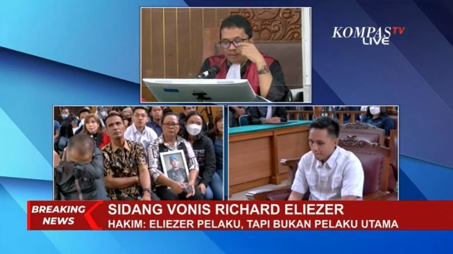 Kamaruddin Simanjuntak menangis saat status justice collaborator Richard Eliezer diterima oleh majelis hakim [tangkapan layar Youtube siaran Kompas TV]