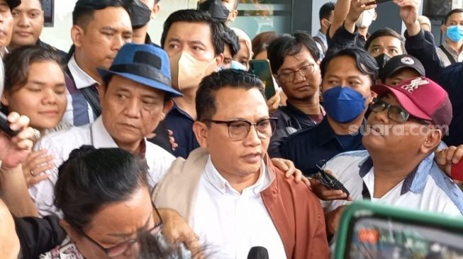 Wakil Ketua LPSK  Edwin Partogi seusai sidang vonis Bharada E di PN Jakarta Selatan. (Suara.com/M Yasir)