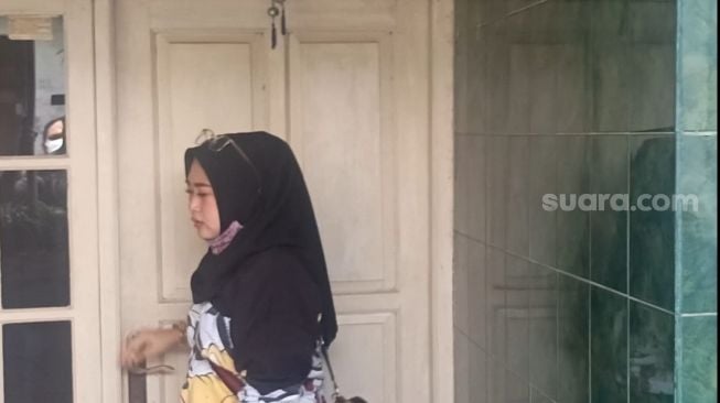 Shelvie Hana Wijaya gerebek rumah Daus Mini di Depok, Jawa Barat pada Kamis (16/2/2023). [Suara.com/Rena Pangesti]