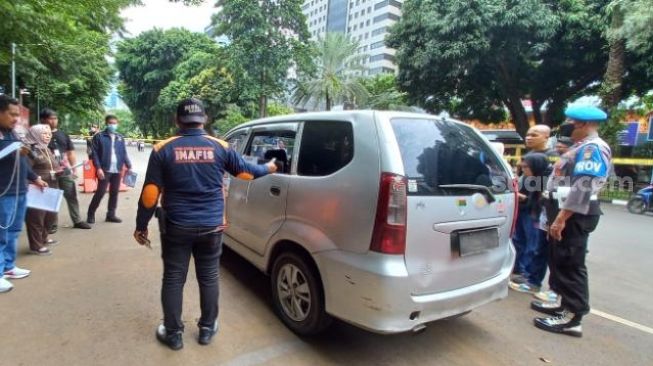 Anggota Densus Bripda HS alias Haris Sitanggang (baju tahanan) ketika menjalani rekonstruksi persoalan hukum pembunuhan sopir taksi online dalam Depok. (Suara.com/M Yasir)