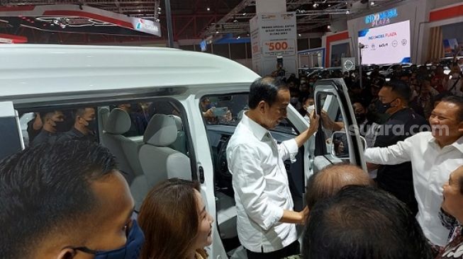 Kali perdana Asemka menggelar booth di pameran otomotif, hadir di IIMS 2023. Tampak booth dikunjungi Presiden RI Joko Widodo [Suara.com/Manuel Jeghesta Nainggolan].