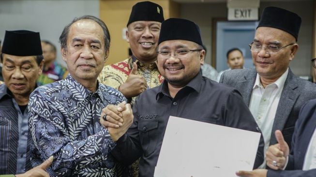 Menteri Agama Yaqut Cholil Qoumas (kedua kanan) berjabat tangan dengan Ketua Komisi VIII DPR RI Ashabul Kahfi (kedua kiri) usai penandatanganan penetapan Biaya Penyelenggaraan Ibadah Haji (BPIH) setelah rapat kerja dengan Komisi VIII DPR di Kompleks Parlemen, Senayan, Jakarta, Rabu (15/2/2023).  [ANTARA FOTO/Fauzan].