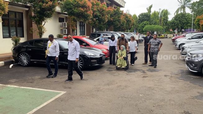 Keluarga Ferry Irawan bersama kuasa hukumnya saat menghadiri sidang cerai Ferry Irawan dan Venna Melinda di Pengadilan Agama Jakarta Selatan, Kamis (16/2/2023). [Suara.com/Adiyoga Priyambodo]