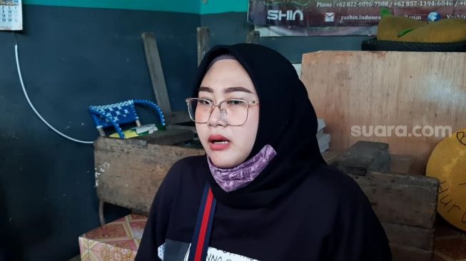 Nangis Sesenggukan, Istri Daus Mini Kecewa Tak Bisa Bertemu Anak