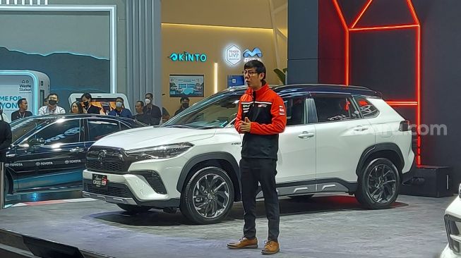 Anton Jimmi Suwandy, Marketing Director PT Toyota Astra Motor (TAM) dalam peluncuran Toyota Corolla Cross GR di IIMS 2023 [Suara.com/Manuel Jeghesta Nainggolan].