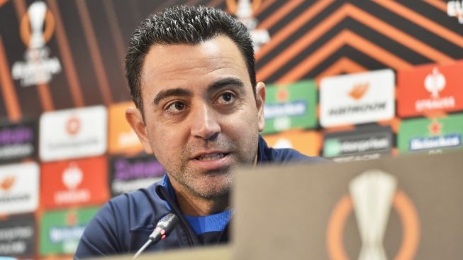 Pelatih Barcelona, Xavi Hernandez menghadiri konferensi pers jelang laga Liga Europa kontra Manchester United di Stadion Camp Nou, Spanyol. [Pau BARRENA / AFP]