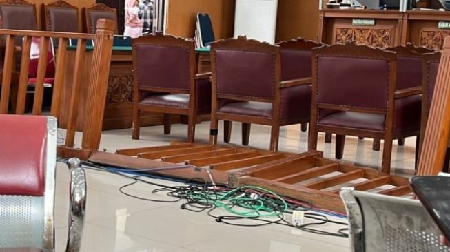 Pagar Pembatas Ruang Sidang Utama Pengadilan Negeri Jakarta Selatan Roboh Usai Sidang Richard Eliezer