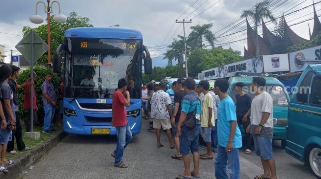 Sopir Angkot Ngamuk Cegat Bus Trans Padang Jurusan Pasar Raya-Kampus Unand, Blokade Jalan hingga Paksa Penumpang Turun