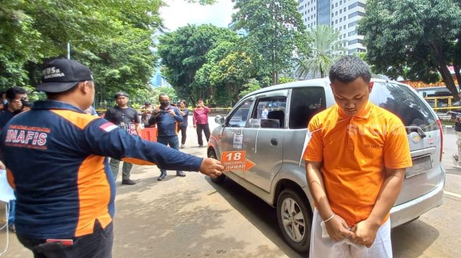 Bripda HS alias Haris Sitanggang anggota Densus 88 Antiteror Polri menjalani rekonstruksi kasus pembunuhan terhadap supir taksi online yang digelar Subdit Resmob Ditreskrimum Polda Metro Jaya, Kamis (16/2/2023). [Suara.com/M. Yasir]