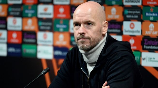 Manajer Manchester United, Erik ten Hag menghadiri konferensi pers jelang laga Liga Europa kontra Barcelona di Stadion Camp Nou, Spanyol. [Josep LAGO / AFP]