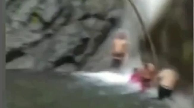 Kronologis Video Pria Tewas Secara Tragis Tertimpa Longsoran Tanah di Air Terjun Sedudo